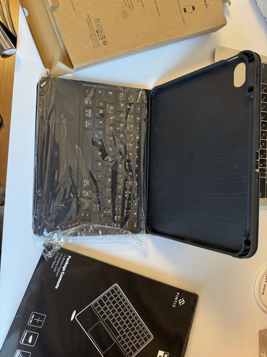 Чехол + клавиатура на планшет Ipad