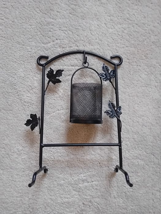 Świecznik czarny metalowy z osłonka liście