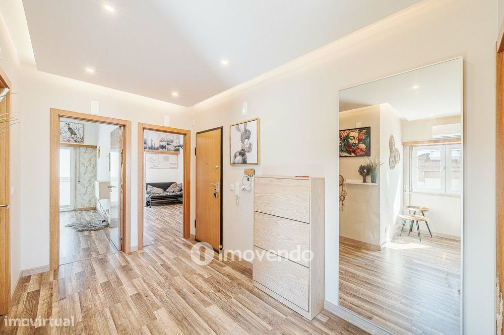 Apartamento T2 remodelado, com arrecadação, no Forte da Casa