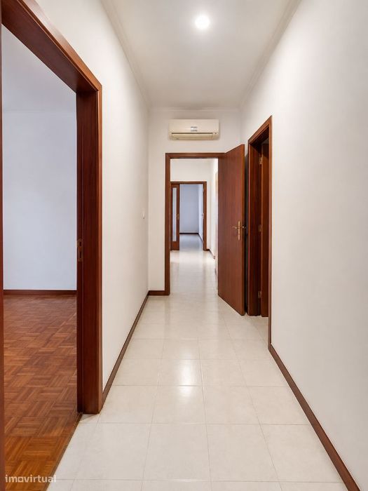 T2 com Garagem, Arrumos e Terraço e Jardim
