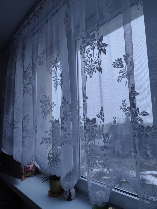 Biała firanka wzór  kwiatowy dołem falowana dł. 118 cm, szer. 360