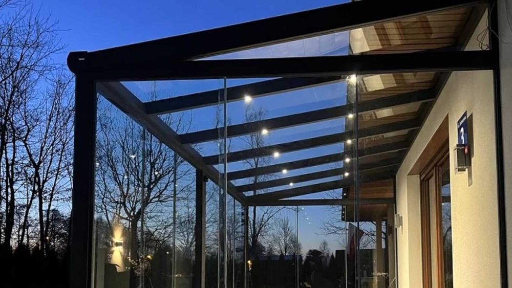 Zadaszenie tarasu ze szkła i aluminium