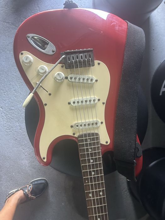 Guitarra elétrica Fender Squier Bullet Strat