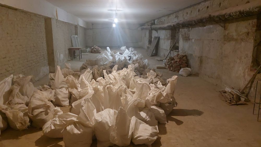 Бій плитки в мішках та будівельних відходів для підсипки