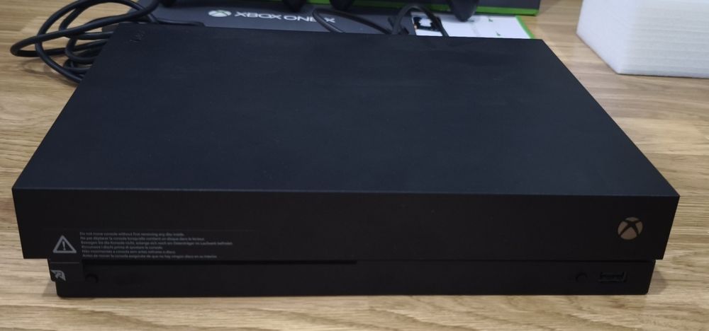 XBOX ONE X com caixa e 2 comandos