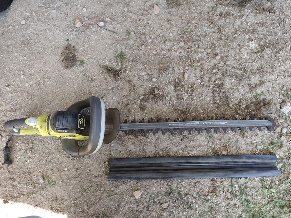 Corta-sebes elétrico e motosserra a gasolina