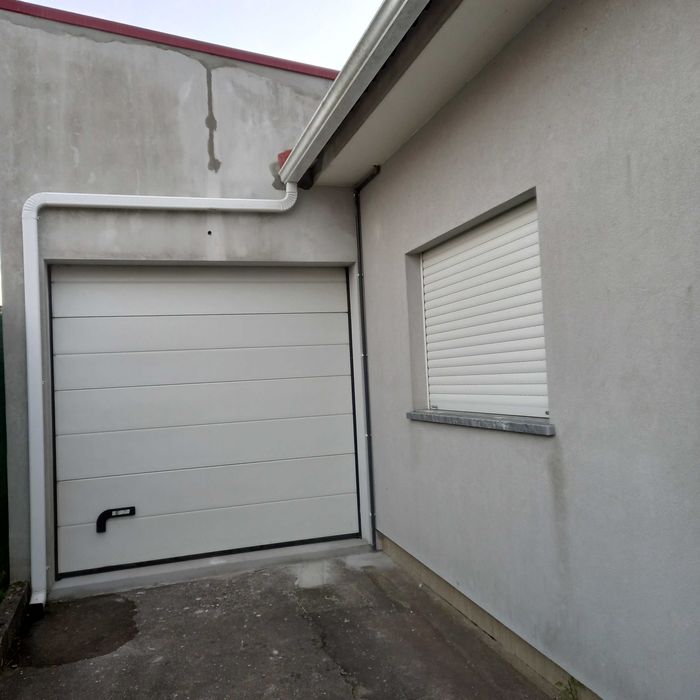 Portão automático de garagem.