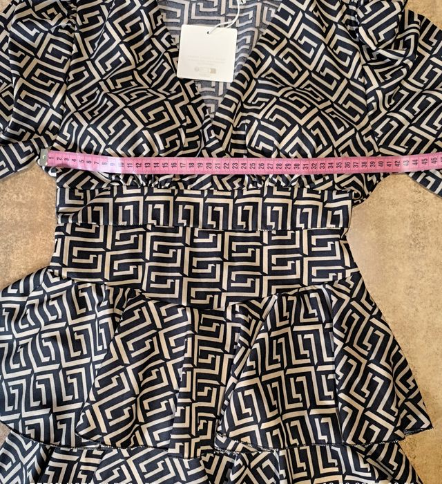 Fajna sukienka dekolt falbany