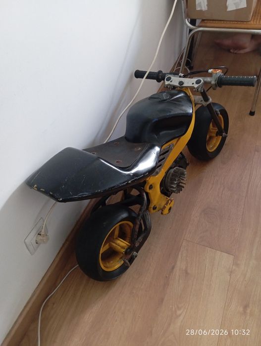 Mini moto usada e a precisar de manutenção.