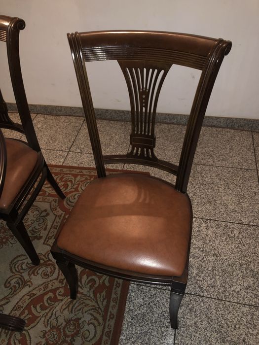 Mesa de jantar em madeira
