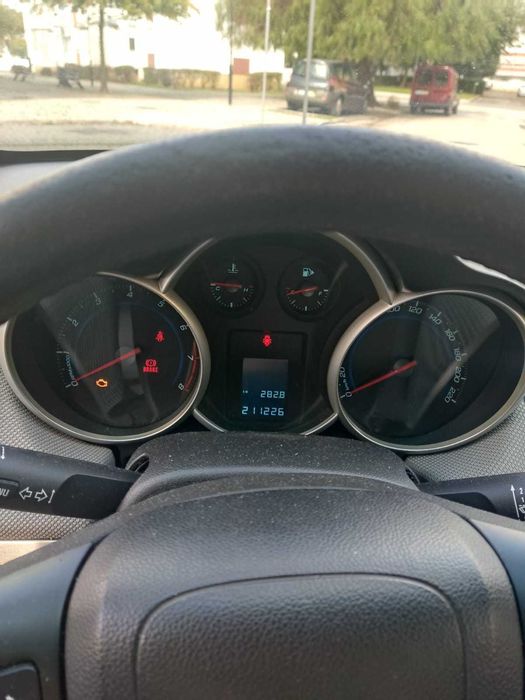 Chevrolet Cruze 1.6 (2011) – IPO até 2027, AC, Sensores, Muito Estimado