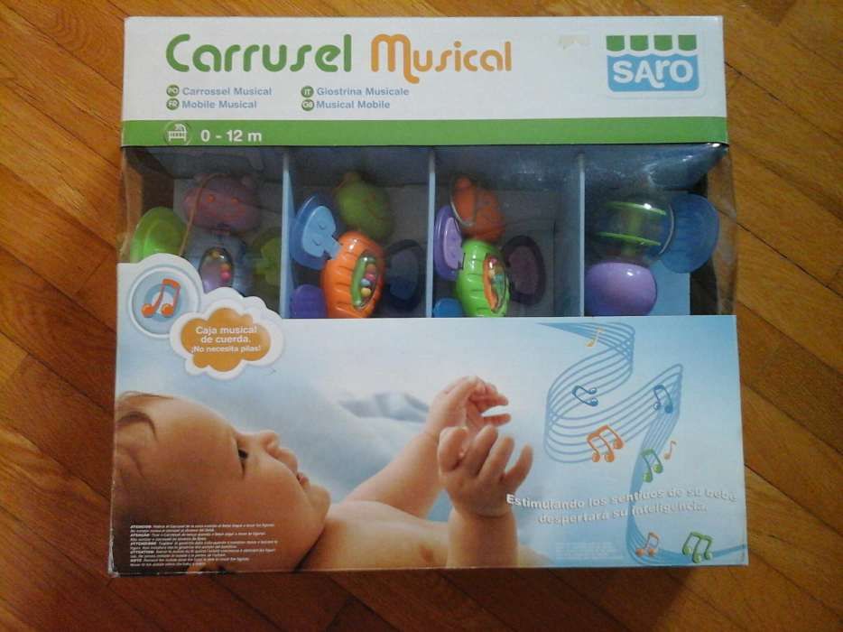 Mobile com música e bonecos com sons amovíveis.