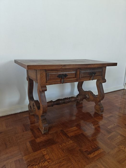 Mesa de centro com gavetas