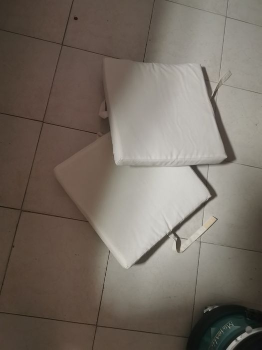 Três almofadas em óptimo estado de conservação. Duas com 40x40,cms.
