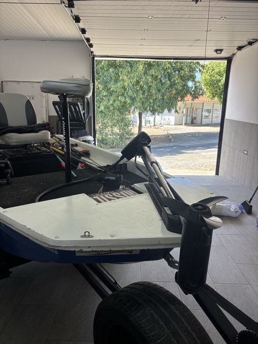 Barco de Pesca com 2 motores, sonda e Reboque incluído