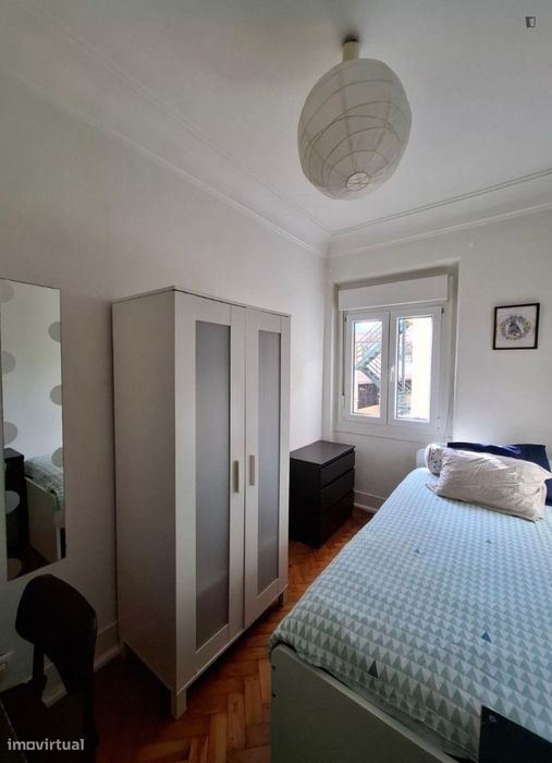 Quarto - localizado em Campolide Lisbon
