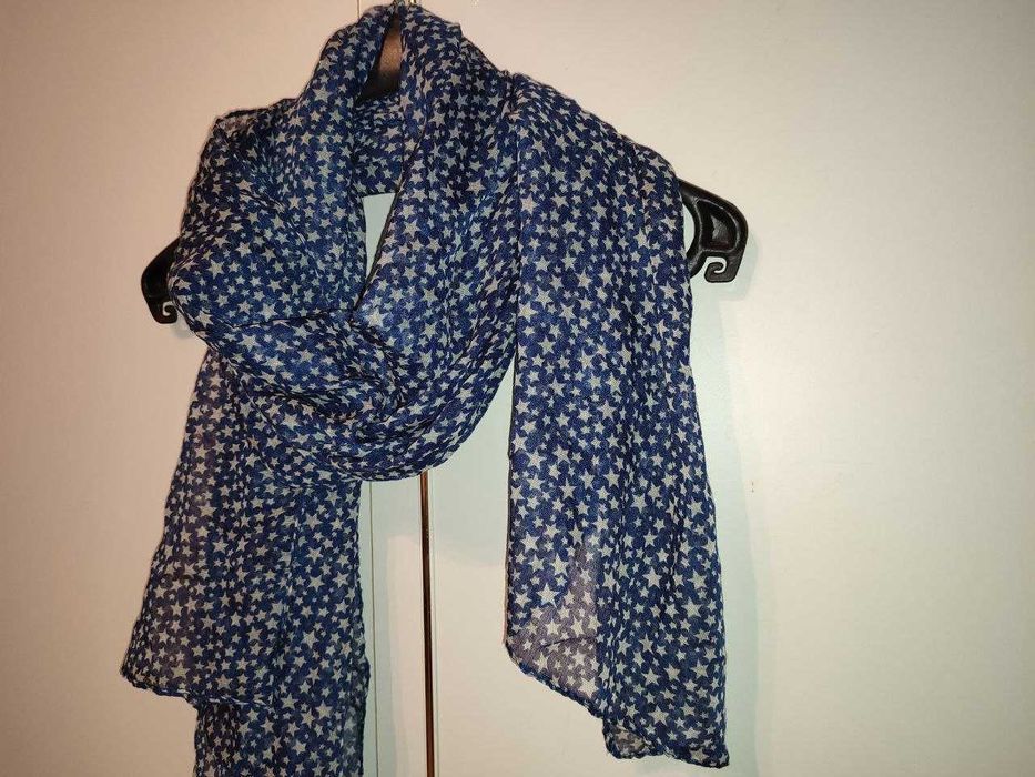 Шаль, палантин із жатої легкої тканини, в білих зірочках.