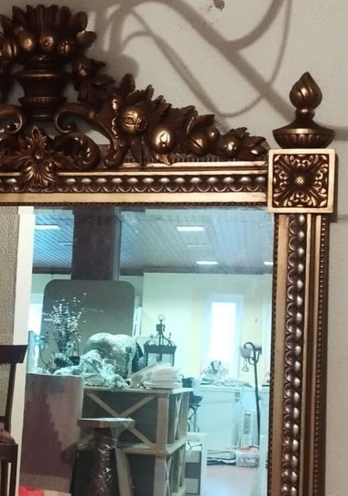 Espelho trabalhado em madeira