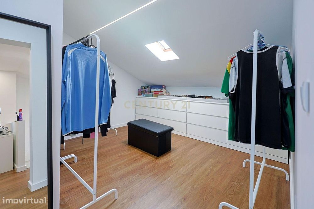 Apartamento T3 Duplex Remodelado no Centro de Corroios