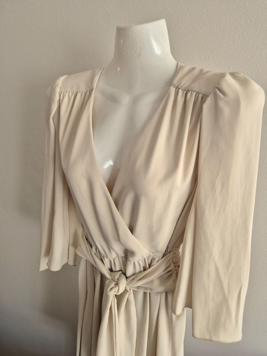 Vestido com Saia Fluida Decote em V e Laço 

Cor Creme
Tamanho 40
Novo