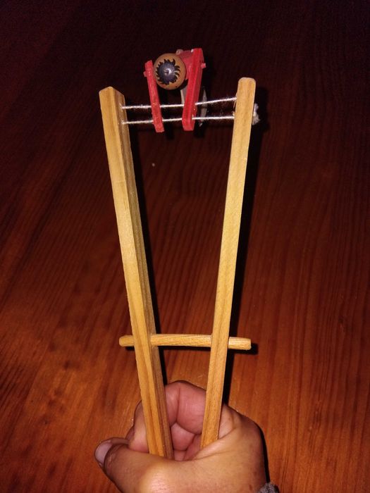 Brinquedo madeira- trapezista