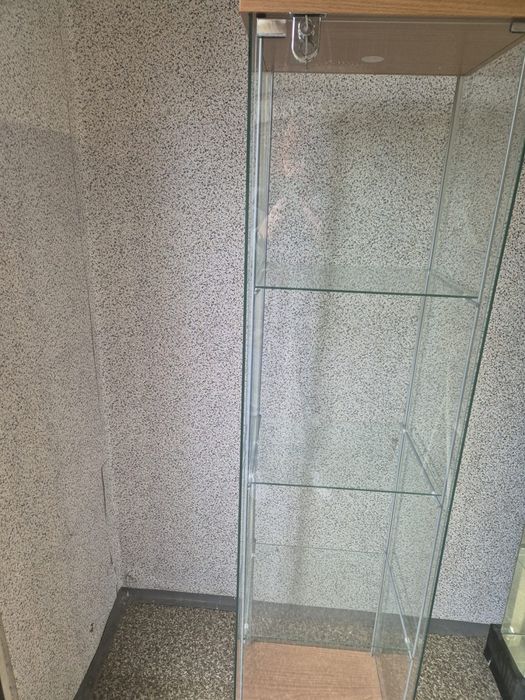 Szklana witryna z pulkami