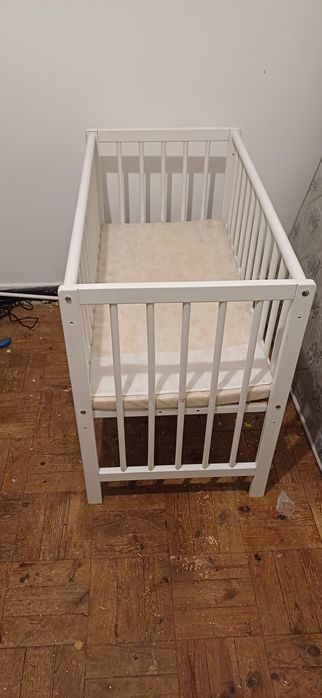 Vendo berço completo com colchao para bebé.  Medida  50cm 90cm.