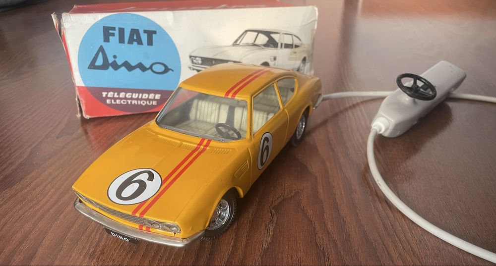 Stara zabawka Fiat Dino Joustra sterowany pilotem na kabel prl ddr