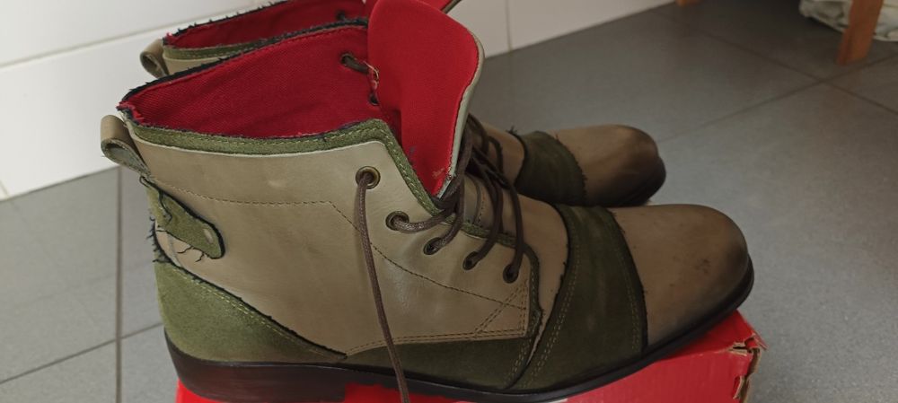 Botas em pele semi novas