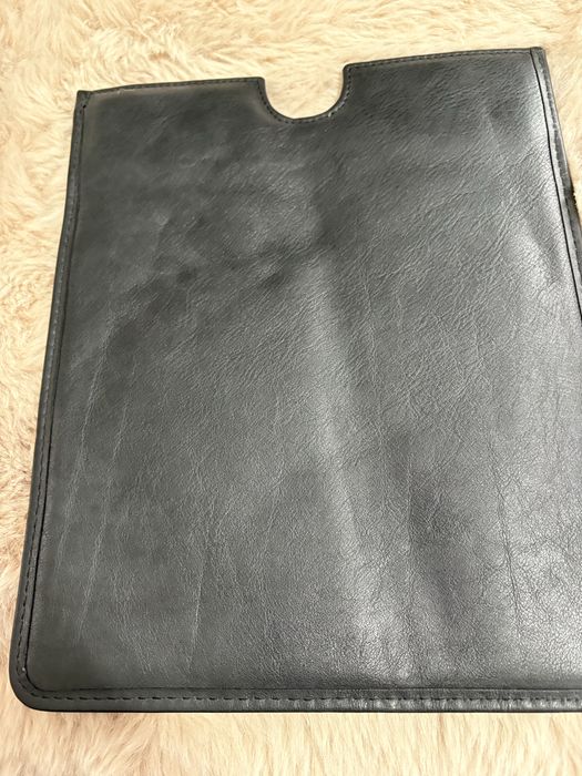 czarne, skórzane etui na tablet marki Cerruti
