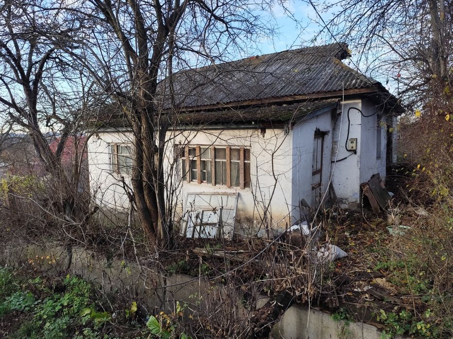 Продається пів будинку в центрі с.м.т.Віньківці по центральній вулиці  Патріотів України 3 , загальна площа 42квадрата