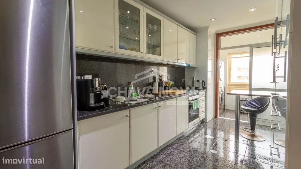 Apartamento T2 com Varanda e Garagem Box