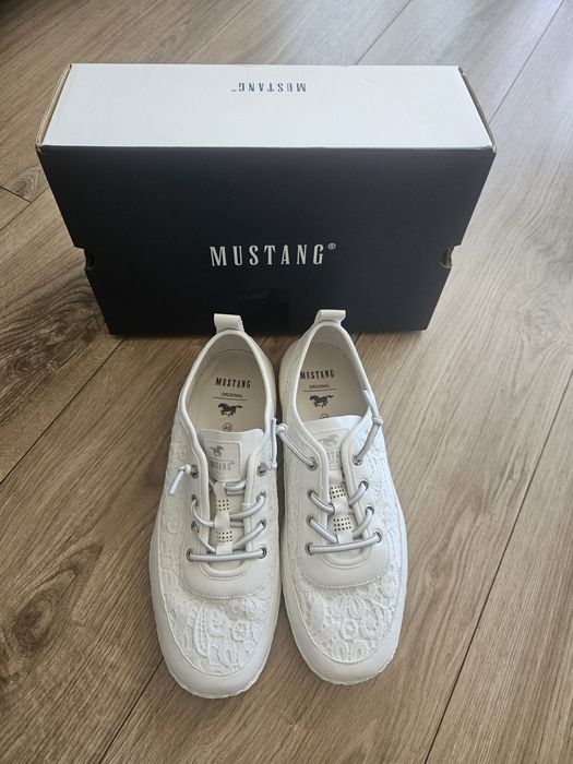 MUSTANG Sneakersy białe koronka nowe r. 40