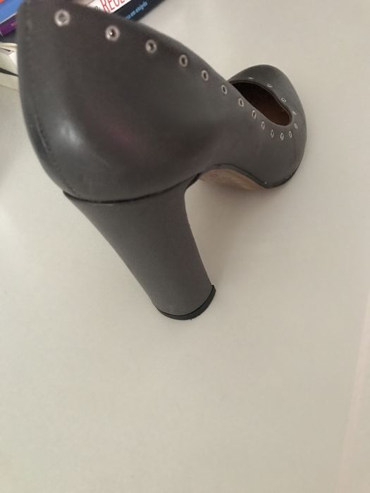 Sapatos cinza elegantes