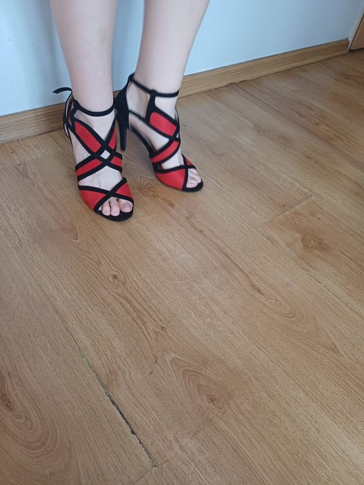 Zamszowe sandały na obcasie