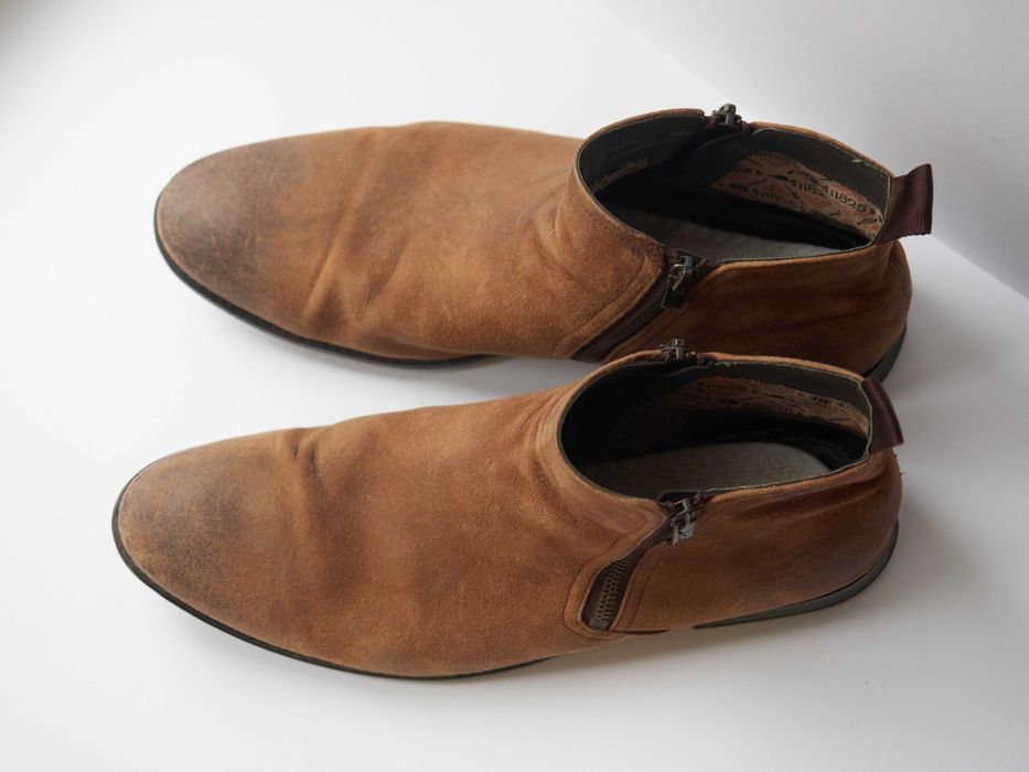 Botas de homem em camurça, marca Clarks (tam 43)