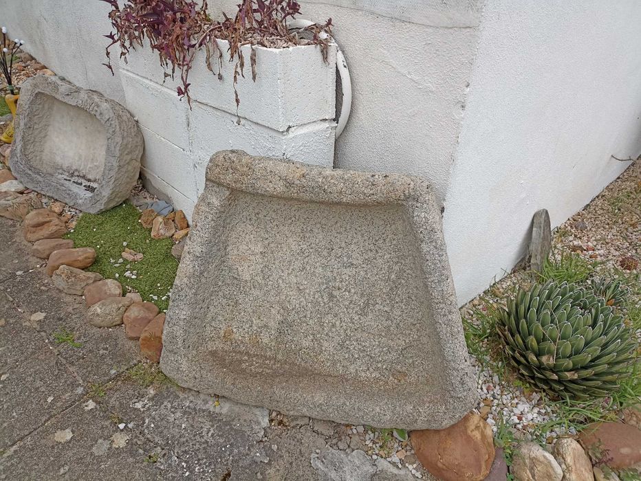 Pias em pedra em excelente estado