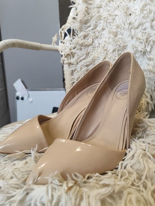 Szpilki beżowe DeeZee 37