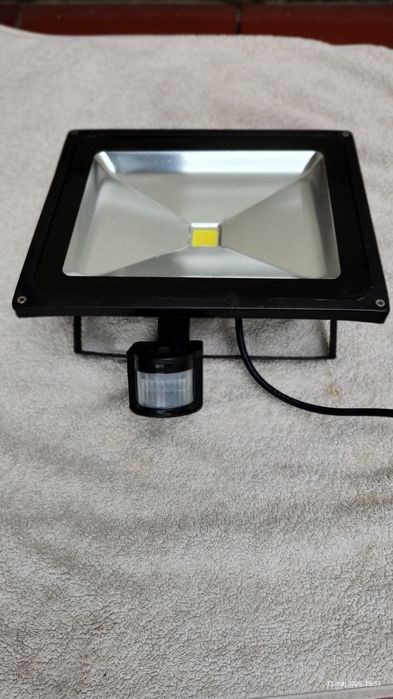 Lampa LED z czujnikiem ruchu