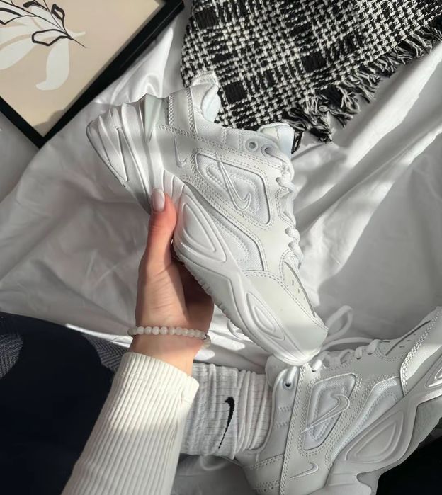 Жіночі білі кросівки