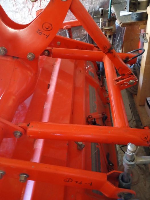 В ціну входить трактор Kubota GL-19, плуг, косарка та фриза