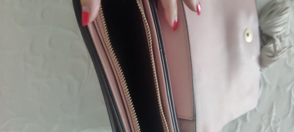 Mala rosa da Parfois com berloques