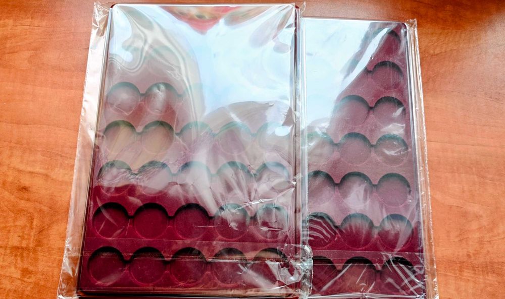 Palet na monety, plus kapsle, plus osłonki na palety.