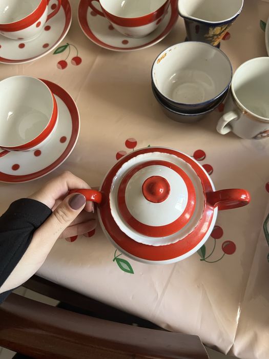 Vista Alegre | Serviço de Café  | Padrão Vermelho com Bolinhas