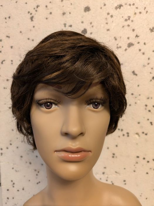 Peruka Krótkie włosy – fryzura bob/pixie, elegancka, ładnie ułożona.