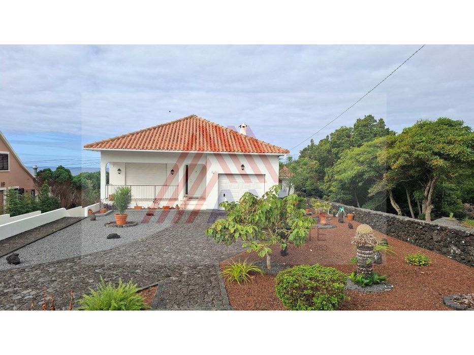 Moradia Com 2 Pisos 11 Divisões E 2 Garagens Na Candelária, Madalen...