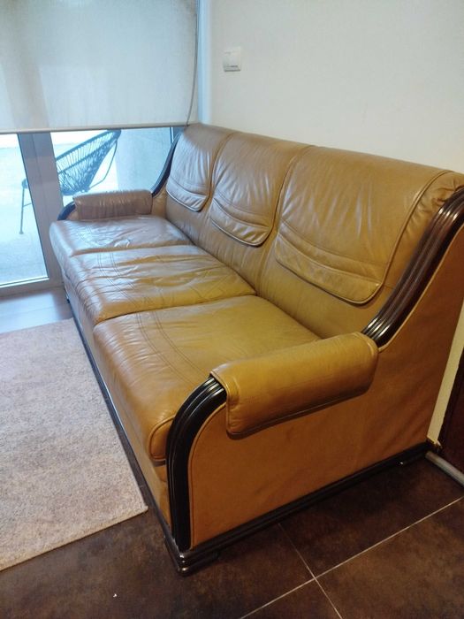 Sofá 3 lugares em pele.