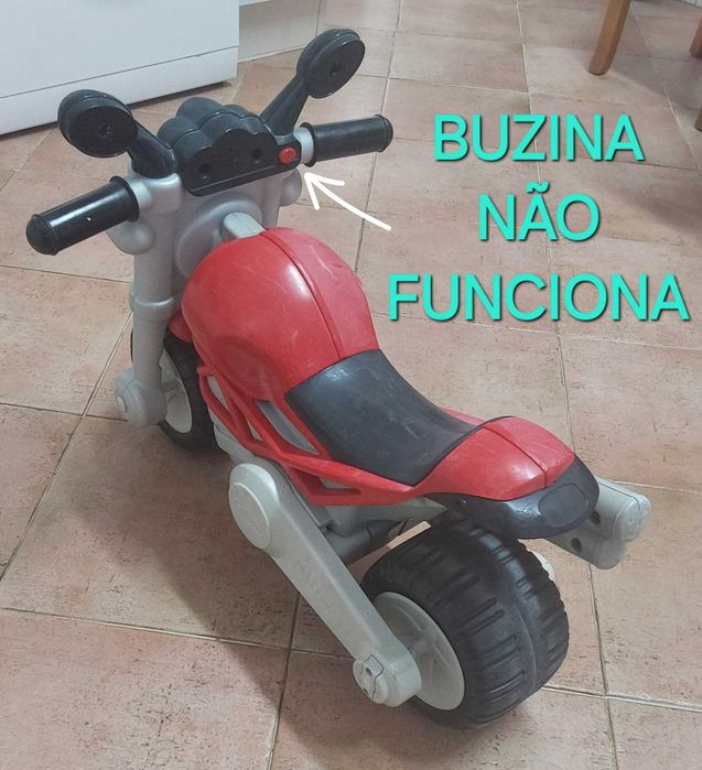 MOTA CRIANÇA BRINCAR,EXERCITAR o EQUILIBRIO. Casa Rua Jardim Terraço Infantário.