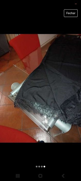 Vestido preto comprido,com renda no decote e no fundo,com raja lateral