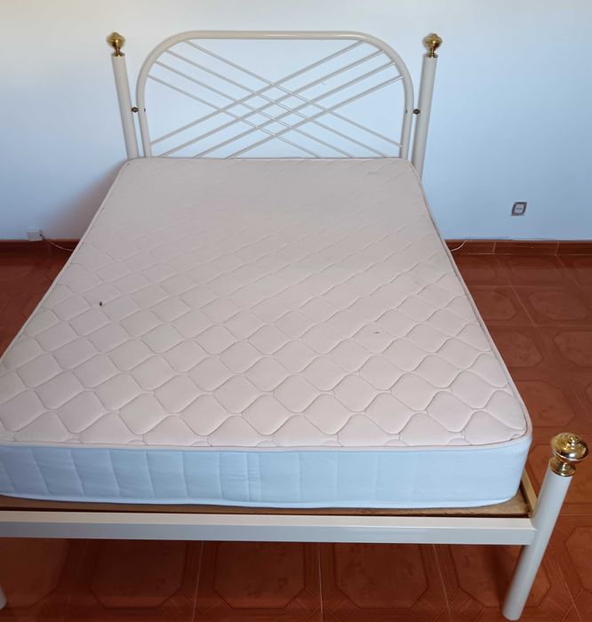 Cama de ferro de cor beje